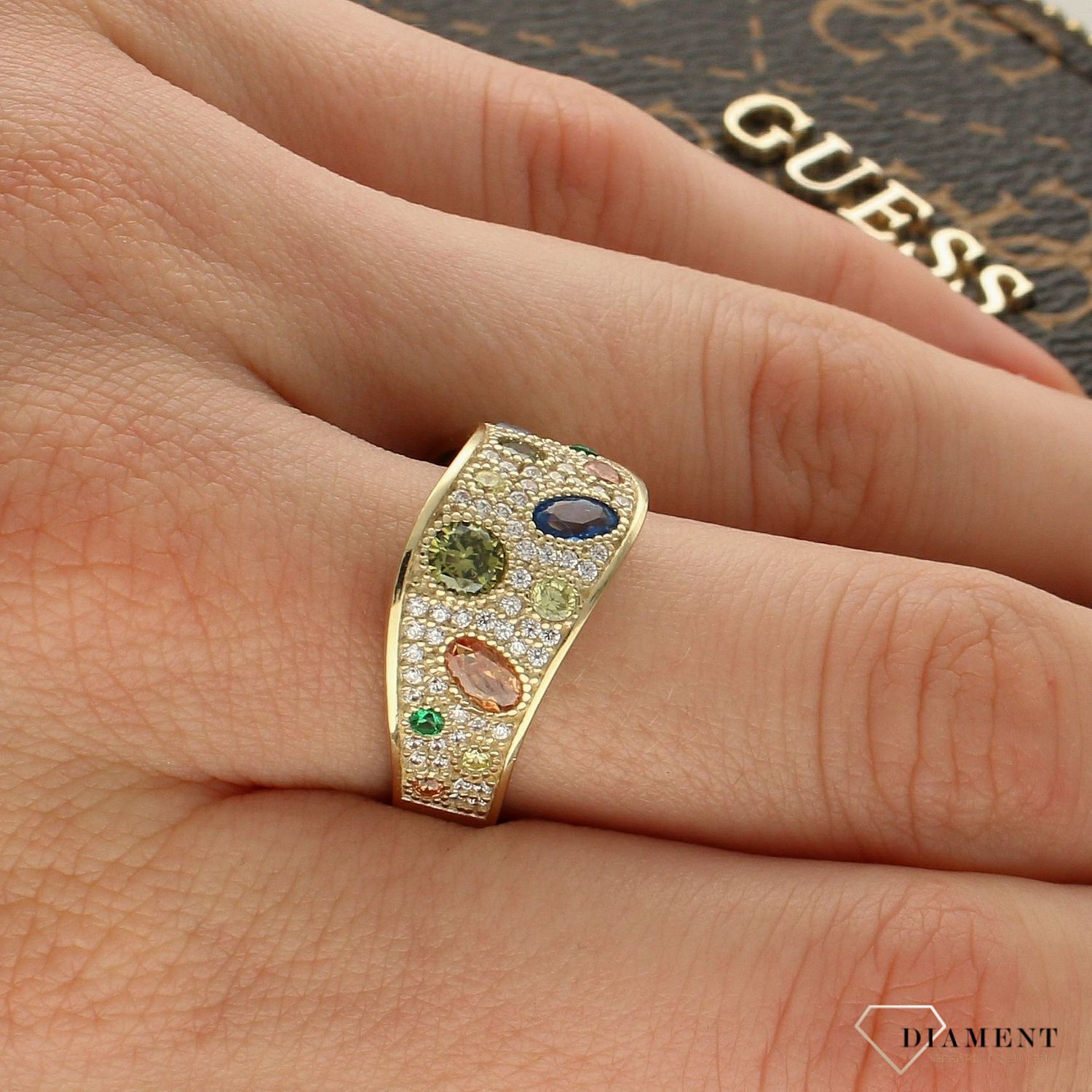 Złoty pierścionek z kolorowymi cyrkoniami 'Błyszcząca fala' PI 3551. Błyszczący pierścionek złoty. Złoty pierścionek z kolorowymi cyrkoniami. Złoty szeroki pierścionek damski. Pierścionek.jpg